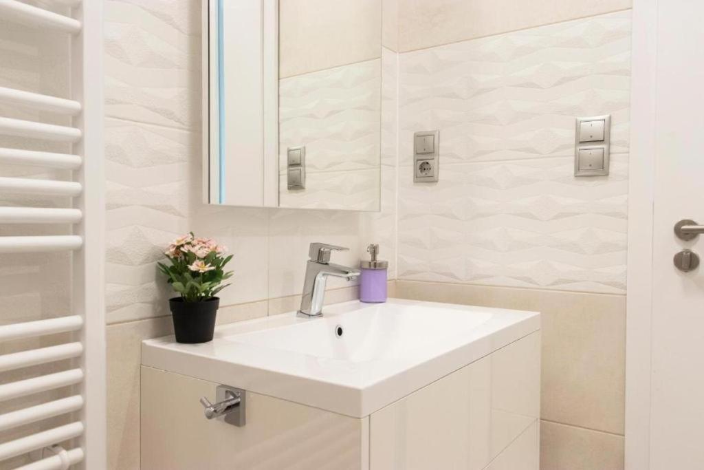 Revay 20 Suites By Corall บูดาเปสต์ ภายนอก รูปภาพ
